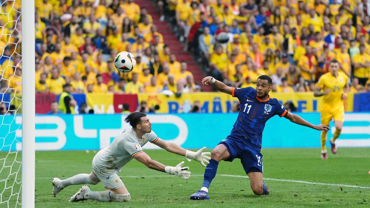 Países Bajos se clasificó este martes para los cuartos de final de la Eurocopa tras golear 3-0 a Rumania en un encuentro donde fue decisivo el delantero Cody Gakpo (der.), con un gol y una asistencia.