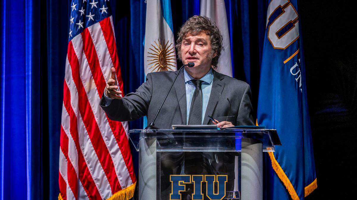 El presidente de Argentina, Javier Milei, hace una presentación ante estudiantes de ciencias políticas y relaciones internacionales de la Universidad Internacional de Florida (FIU), en el Campus Biscayne en Miami, el jueves 11 de abril de 2024.