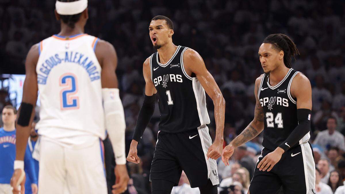 Victor Wembanyama, n.º 1 de los San Antonio Spurs, reacciona durante el segundo cuarto del partido contra los Oklahoma City Thunder, en el quinto encuentro de las Finales de la Conferencia Oeste de la NBA, celebrado en el Paycom Center el 26 de mayo de 2026 en Oklahoma City, Oklahoma.