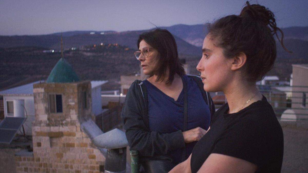Coral Gables Art Cinema estrena el documental ‘Bye Bye Tiberias’ (2024) que reúne imágenes familiares de los años noventa y archivos históricos para retratar a cuatro generaciones de mujeres palestinas.