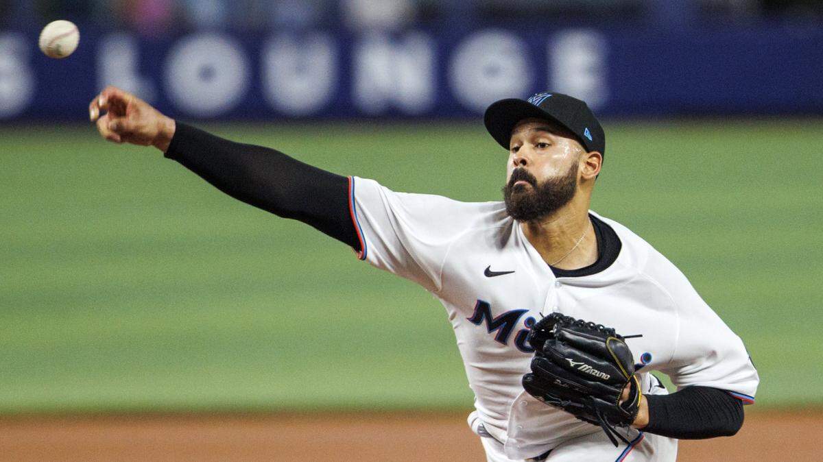 Pablo López lanzó dos entradas y dos tercios y aceptó seis anotaciones con 12 imparables en el partido ante los Mets de Nueva York, celebrado el 31 de julio de 2022 en Miami.