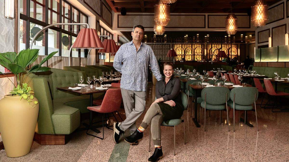 El matrimonio David Martínez y la chef Michelle Bernstein, en el restaurante Sra. Martínez, recientemente reabierto en Coral Gables.