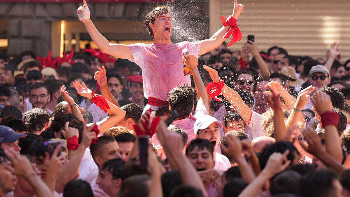 Participantes toman parte en el “Chupinazo” (lanzamiento de un cohete) que marca el inicio oficial de las fiestas de San Fermín, en la Plaza Consistorial frente al Ayuntamiento de Pamplona, ​​en el norte de España, el 6 de julio de 2026.