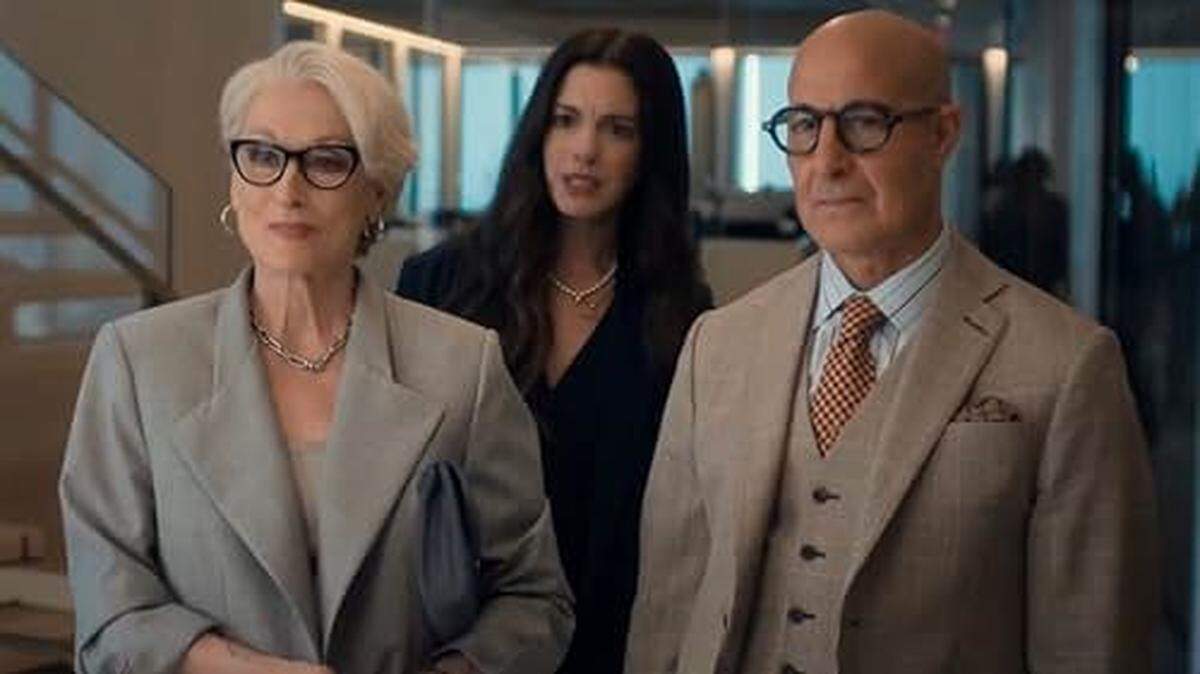 Stanley Tucci, da vida a Nigel Kipling, estilista y mano derecha de Miranda (Meryl Streep) y Anne Hathaway.