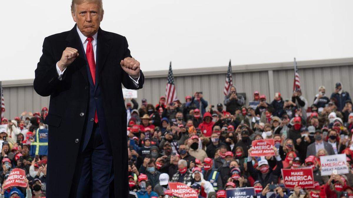 El presidente de los Estados Unidos, Donald Trump, realiza una manifestación de campaña en HoverTech International en Allentown, Pensilvania, el 26 de octubre de 2020.