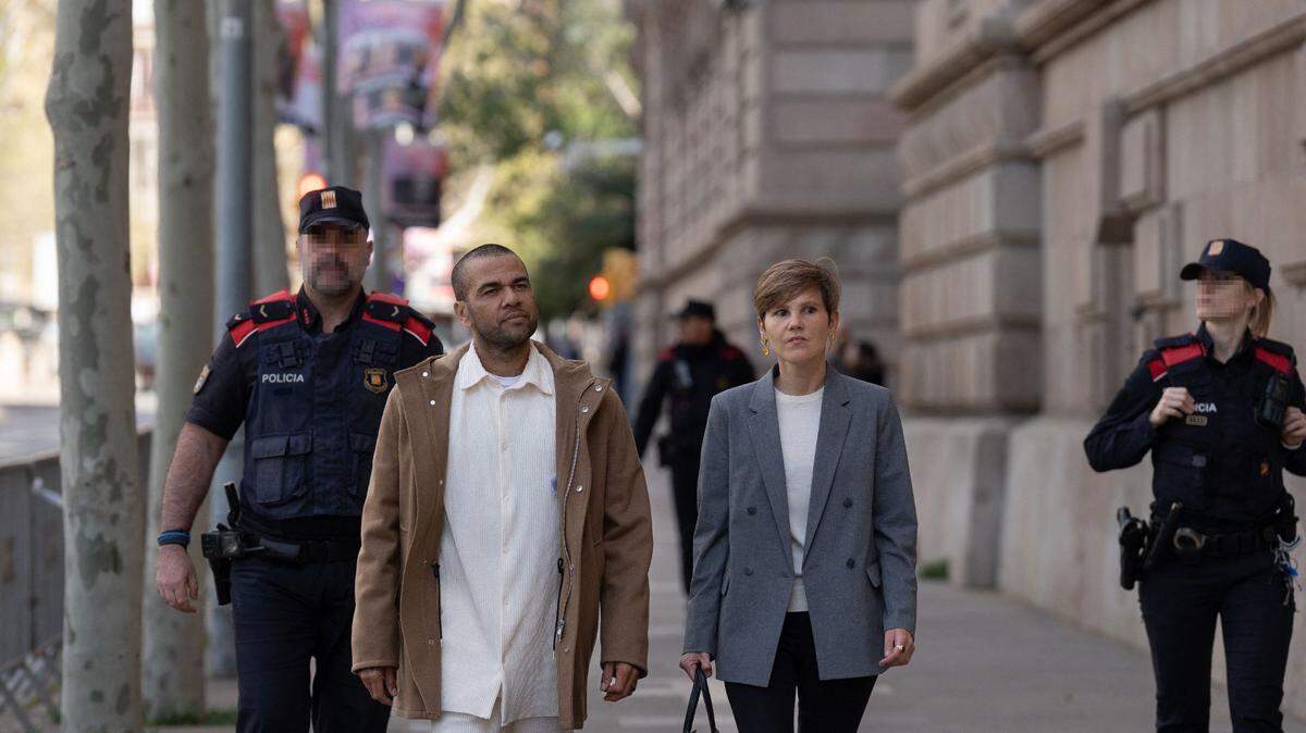 Foto de archivo. El exfutbolista Dani Alves y su abogada Inés Guardiola salen de la Audiencia de Barcelona el 28 de marzo de 2024.
