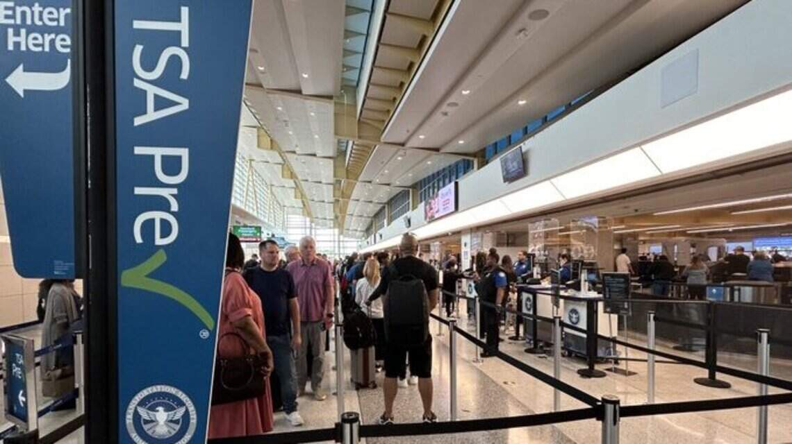 Viajeros pueden enfrentar problemas en aeropuertos de EEUU: La TSA culpa a ‘políticos de izquierda‘