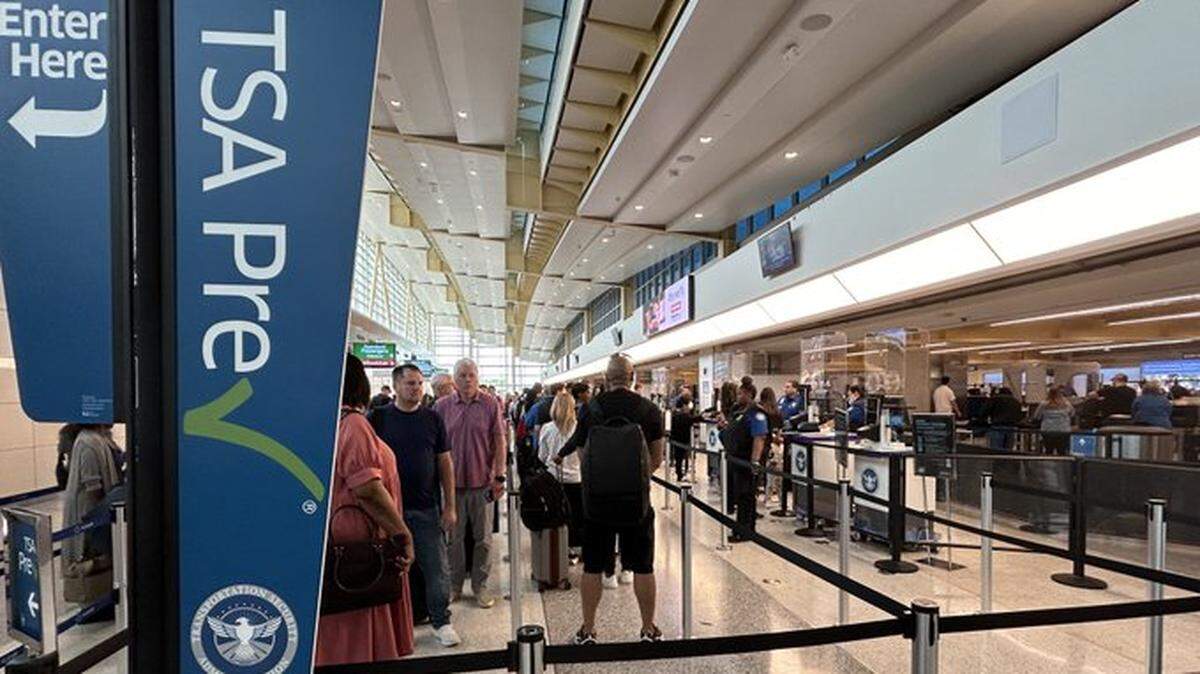 La TSA advirtió que el cierre del gobierno federal podría afectar los tiempos de espera de los viajeros en aeropuertos de EEUU. 