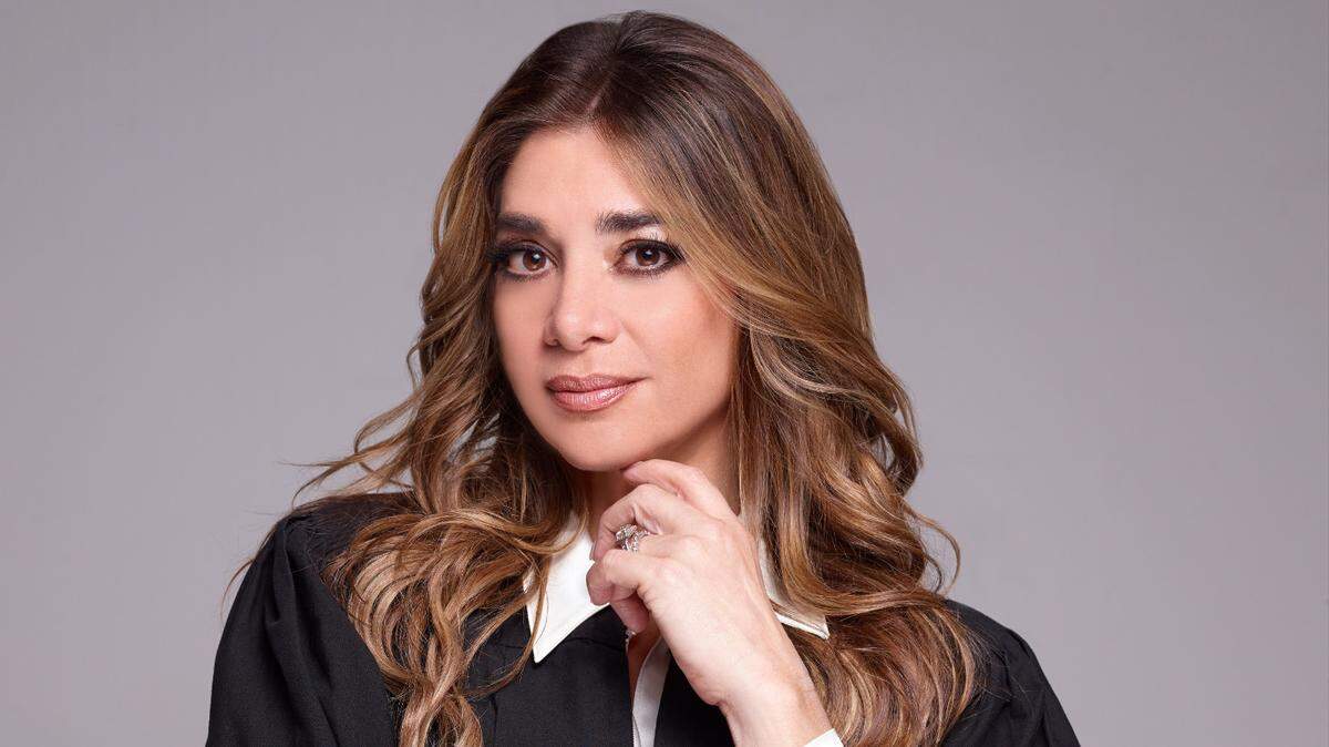 Sandra Hoyos interpreta a una jueza en un programa estilo reality show llamado “Judge Mom” (“Madre Jueza”). 