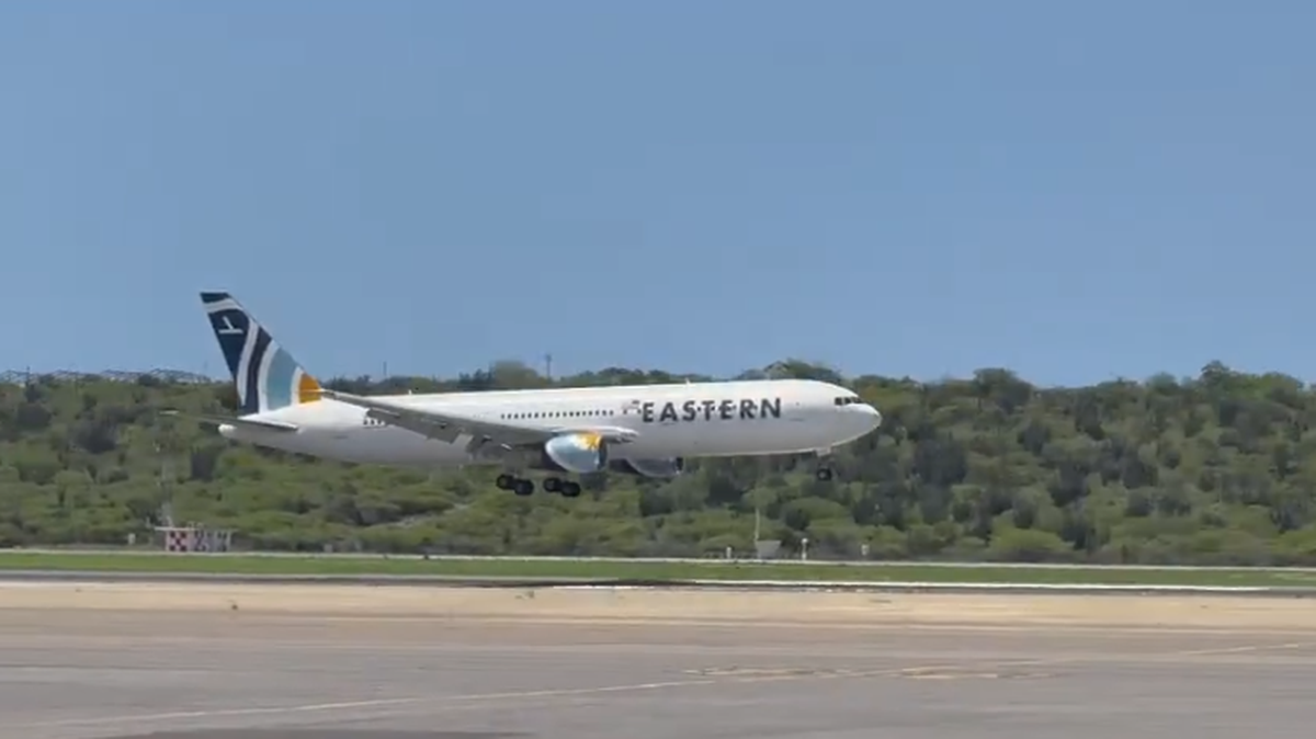 Imagen tomada de la red social X que muestra a un avión de Eastern Airlines aterrizando en el Aeropuerto Internacional Simón Bolívar, en Maiquetía, cerca de Caracas, el domingo 30 de marzo de 2025. El avión traía a 175 venezolanos deportados por Estados Unidos.
