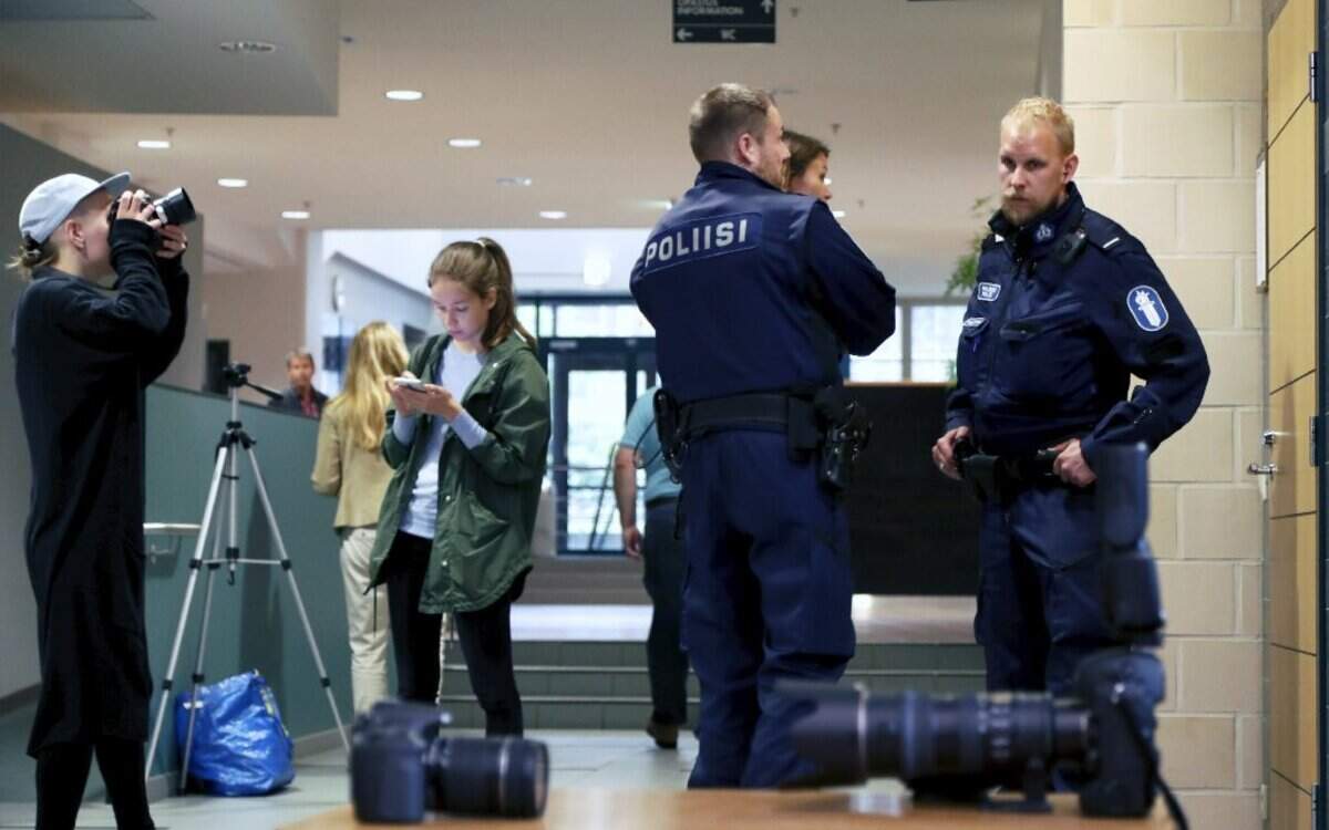 Miembros de la prensa y de la Policía en la corte de Pirkanmaa, en Tampere, Finlandia, donde fueron acusados de violación seis voleibolista cubanos, el 5 de julio del 2016. 