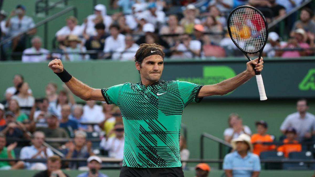 Roger Federer celebra tras superar al español Robert Bautista Agut, el martes 28 de marzo del 2017 en el Miami Open. 