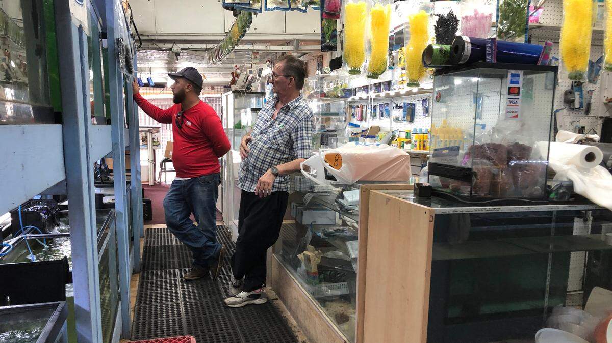 Roberto Hilarion de 74 años ofrece sus peces a los clientes que siguen visitando el pulguero de Opa-locka luego del anuncio del cierre definitivo del mercado. Junio 8, 2022