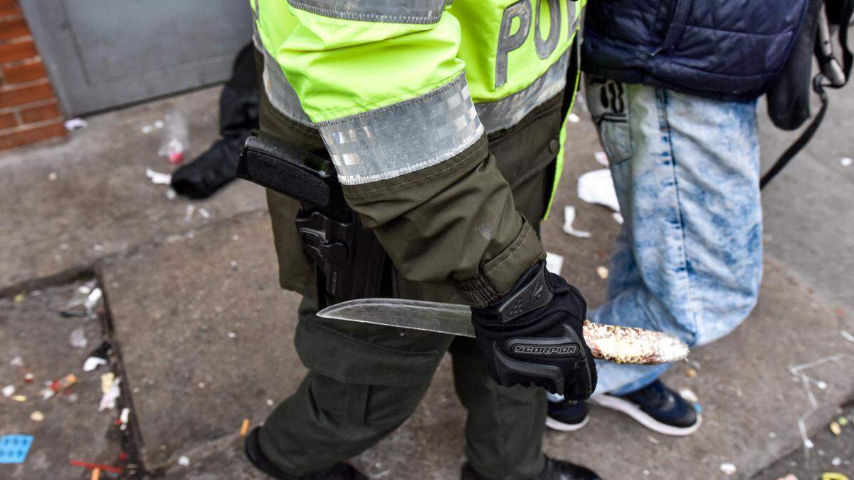 Agentes policiales colombianos realizan una redada en el barrio San Bernardino, en Bogotá, en donde se sospechó que había miembros de la banda criminal el Tren de Aragua, el 3 de mayo de 2024.