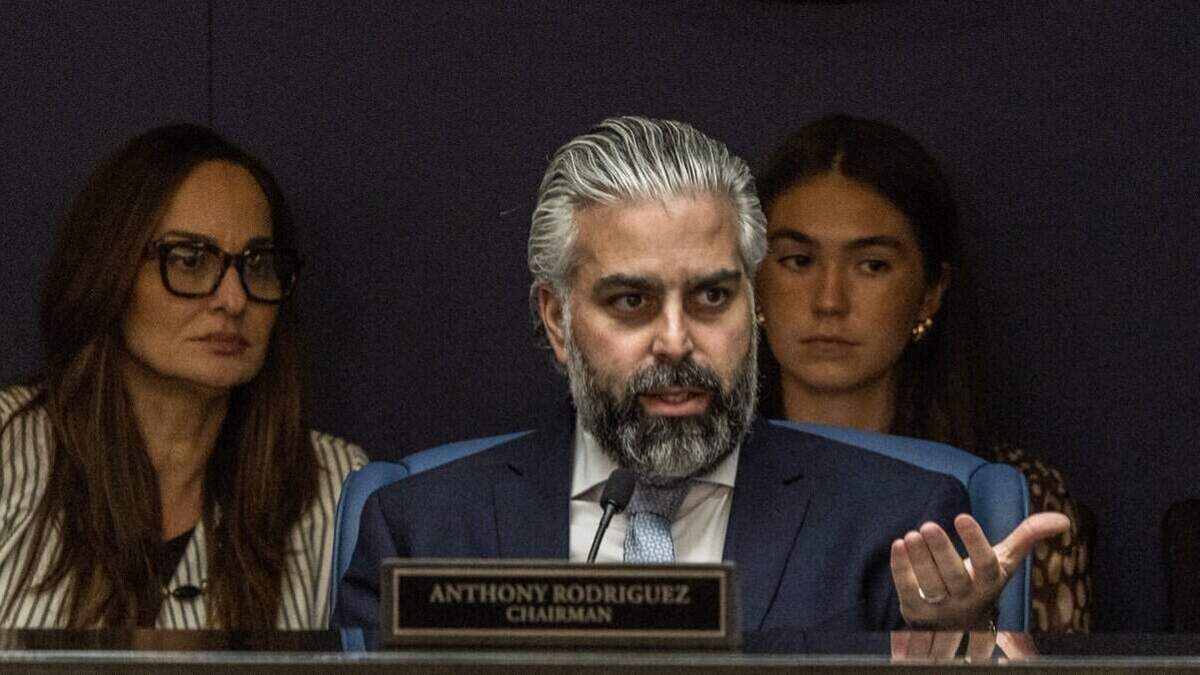 El comité de acción política (PAC) de Anthony Rodríguez, presidente de la Comisión del Condado de Miami-Dade, informó recientemente de una donación en especie de entradas para partidos de fútbol valoradas en $38,500 provenientes de la Oficina de Convenciones y Visitantes del Gran Miami.