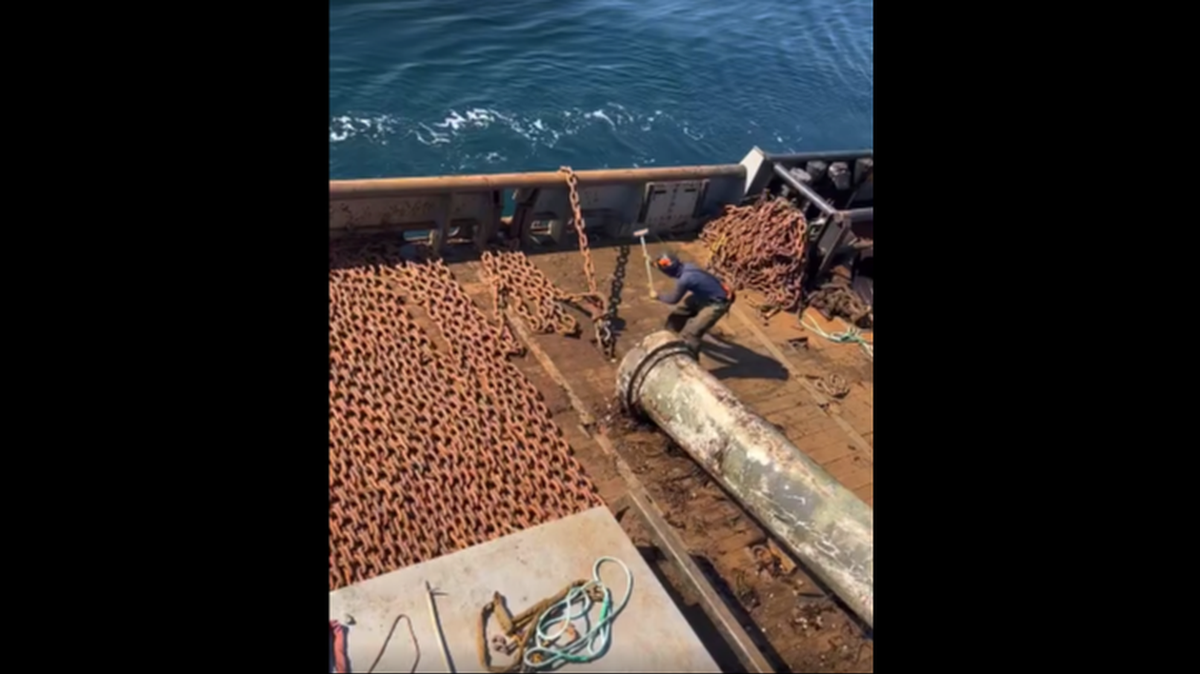 Un video de un minuto de duración que muestra una cadena desenrollándose en un barco de la Guardia Costera Canadiense ha recibido cinco millones de visitas en Facebook.