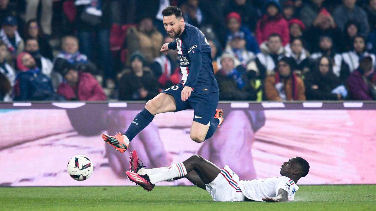 La relación entre Lionel Messi y los aficionados del Paris Saint-Germain no está mejorando y en realidad ha empeorado.