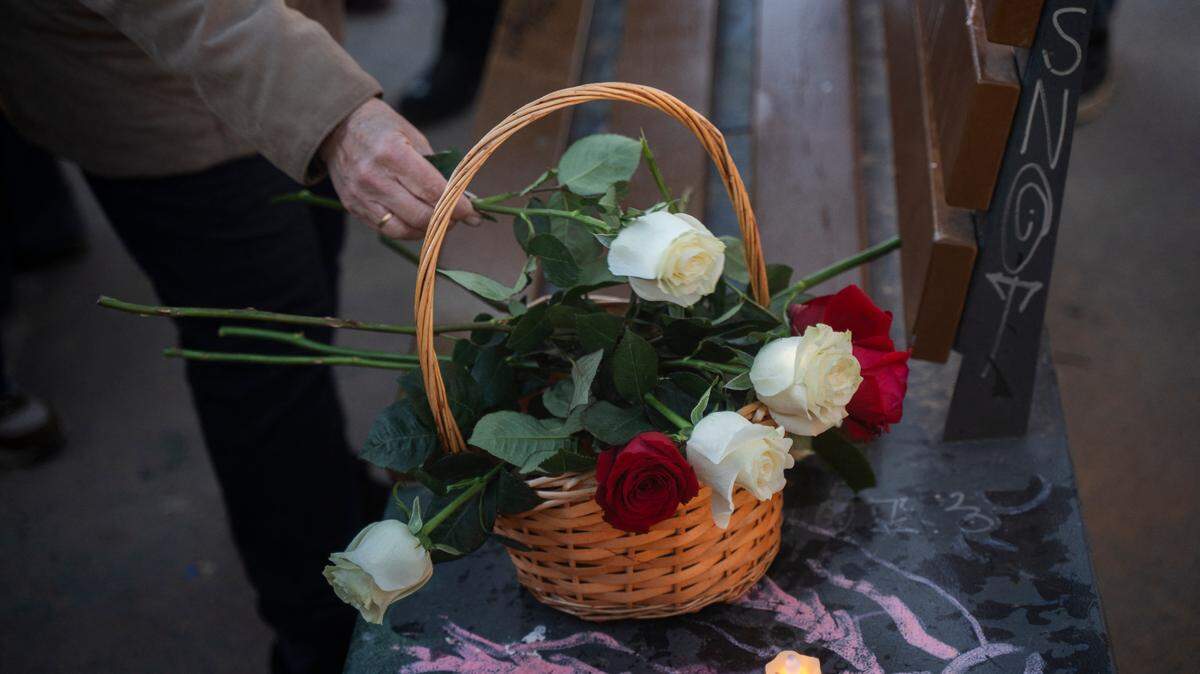 Una persona coloca una flor como parte de un tributo a lo voluntarios y víctimas de las inundaciones en Valencia, España, el domingo 29 de diciembre de 2024.
