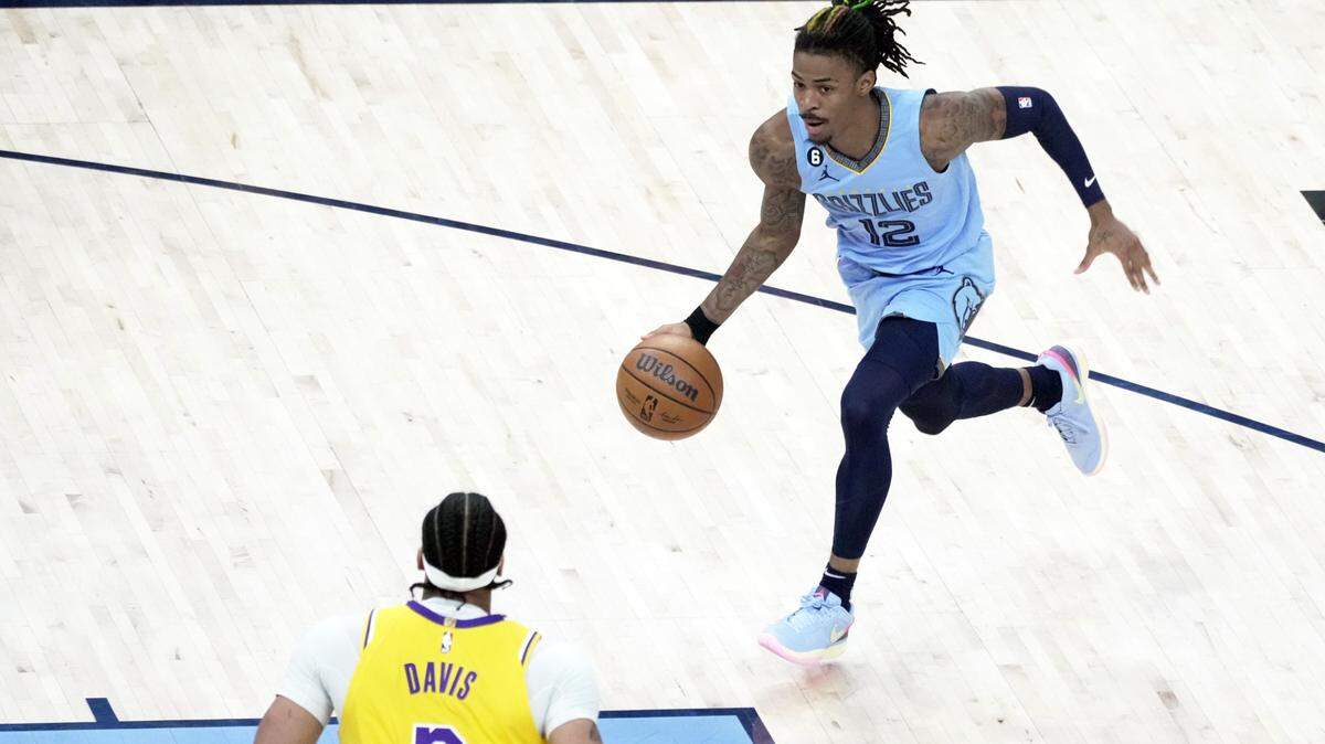 Los Grizzlies de Memphis suspendieron el domingo a Ja Morant (der.) luego que el astro fue captado sosteniendo un arma de fuego en otro video en las redes sociales que fue divulgado en vivo en Instagram.