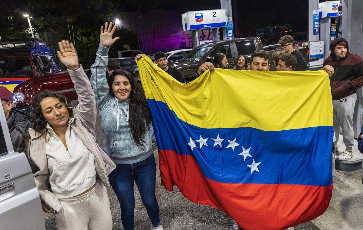 Venezolanos exiliados que viven en el sur de Florida celebraron frente a El Arepazo, en Doral, Florida, después de que Estados Unidos atacara Venezuela y capturara al líder venezolano Nicolás Maduro, el 3 de enero de 2026.