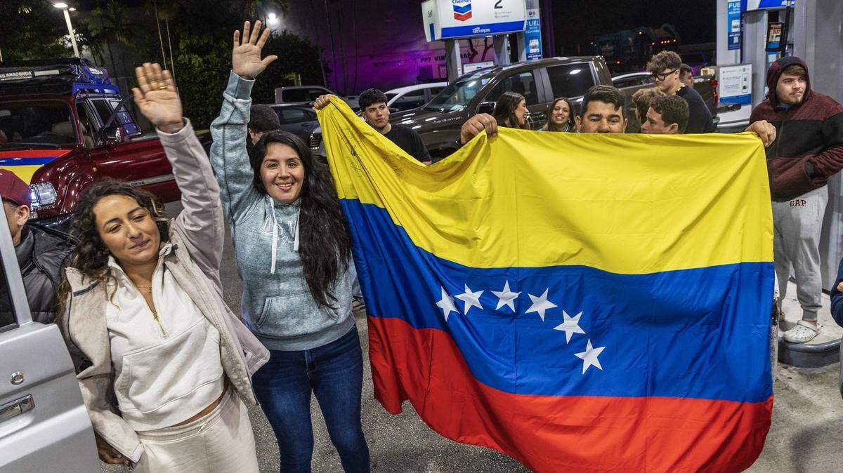 Venezolanos exiliados que viven en el sur de Florida celebraron frente a El Arepazo, en Doral, Florida, después de que Estados Unidos atacara Venezuela y capturara al líder venezolano Nicolás Maduro, el 3 de enero de 2026.
