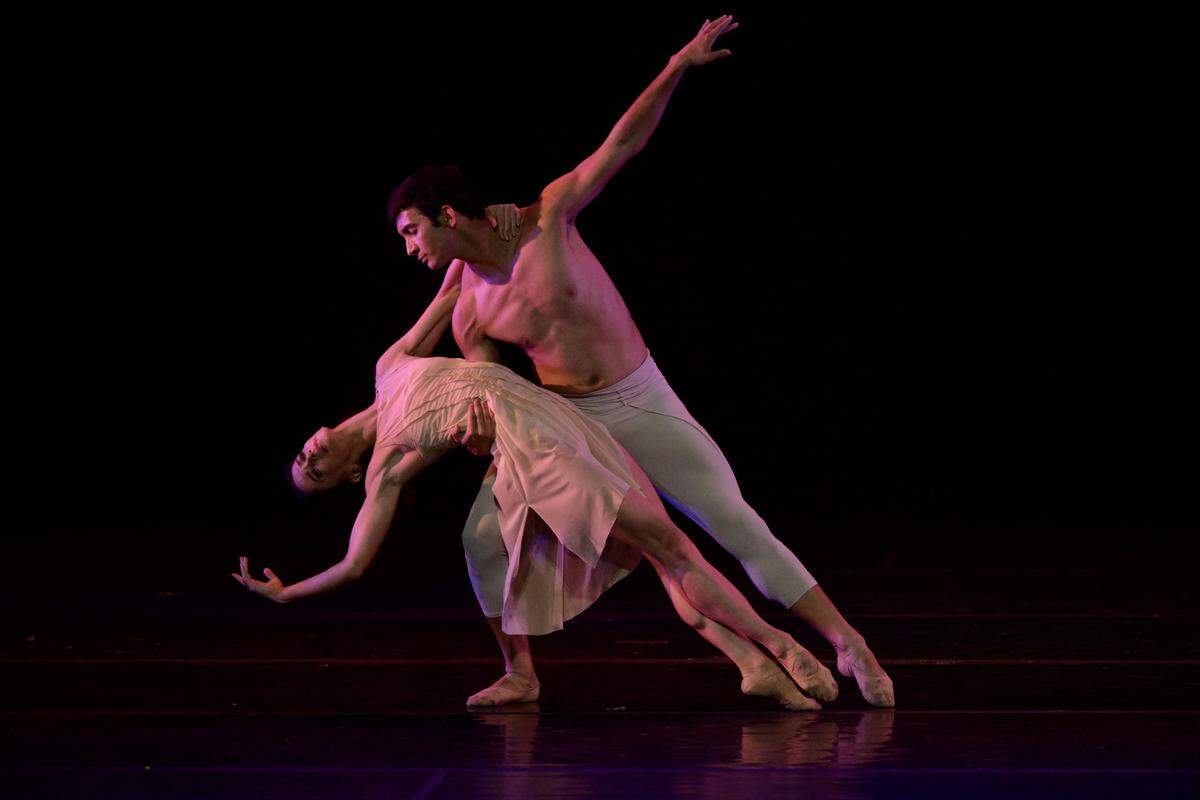 Emily Bromberg y Ariel Morilla, de Dimensions Dance Theatre of Miami (DDTM), en “Apollo & Daphne”, con coreografía de Ben Needham-Wood y música de Arvo Pärt.