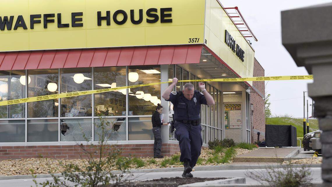 Agentes de la Policía investigan en el restaurante Waffle House de Antioch, Nashville, el domingo 22 de abril del 2018.