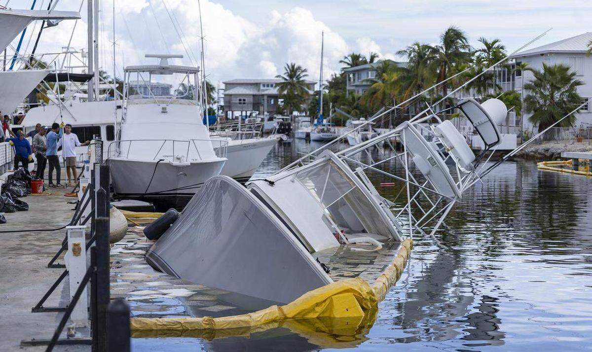 Un yate de 55 pies se inclina de lado, derramando miles de galones de diésel en el agua en Key Largo Harbor Marina el miércoles 10 de diciembre de 2025, en Key Largo, Florida.