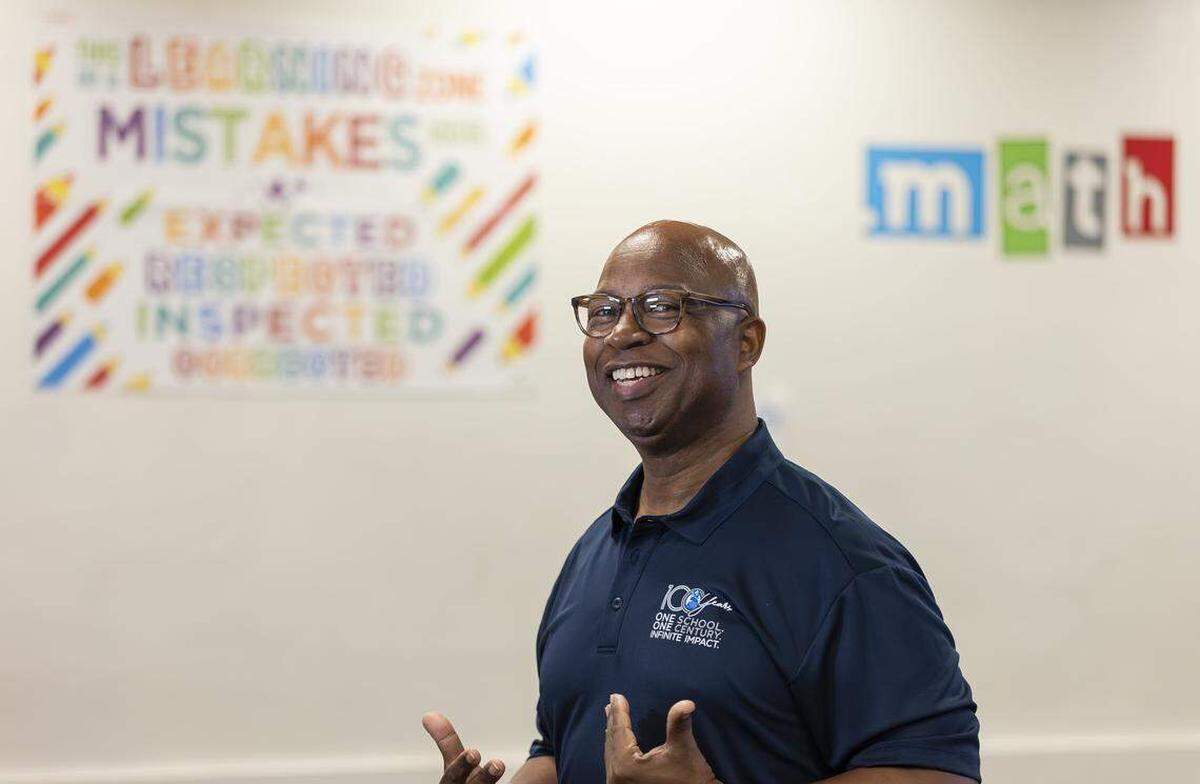 Raeford Melton, profesor de matemáticas, se prepara para el primer día de clases en la secundaria Ponce de León, el miércoles 13 de agosto de 2025, en Coral Gables, Florida. Este será el año número 23 de docencia para Melton. Foto de Matias J. Ocner mocner@miamiherald.com