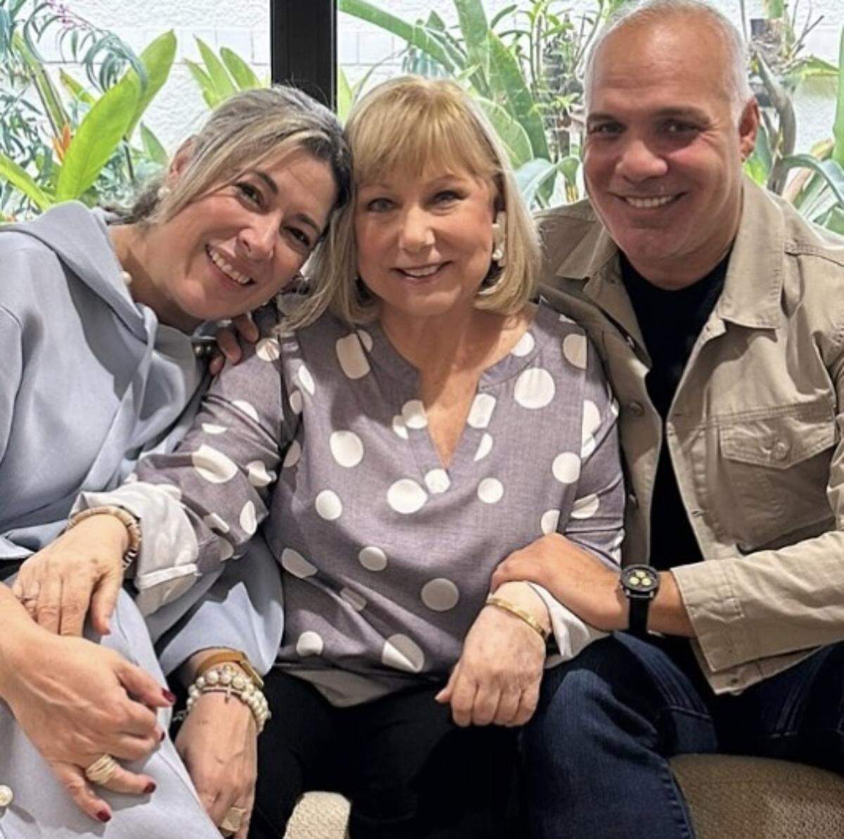 Luz María con Cristina Saralegui y el ejecutuivo de televisión, Ronald Day.