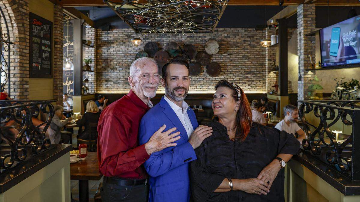 El director ejecutivo de Sergio’s Family Restaurants, Carlos Gazitua (centro), con su padre, John Gazitua, y su madre, Blanca Cabrera, fundadora de Sergio’s, en el restaurante Sergio’s 107 en Kendall. El restaurante, que abrió sus puertas en Westchester, celebra su 50.º aniversario en Miami.