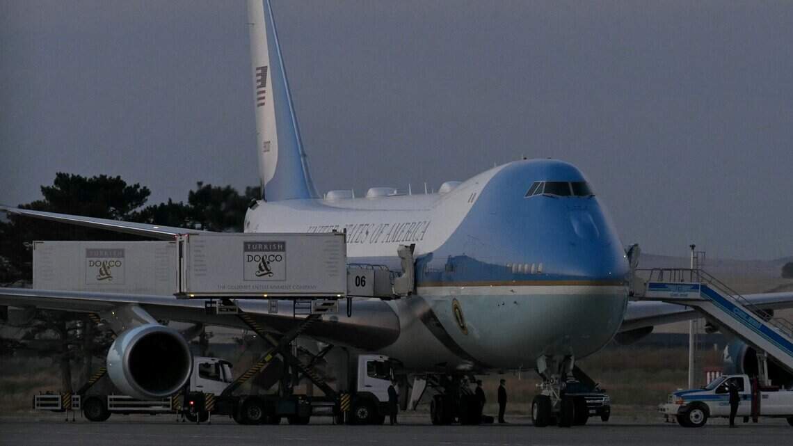 Trump desata polémica al usar como señuelo un avión con periodistas ante una amenaza iraní