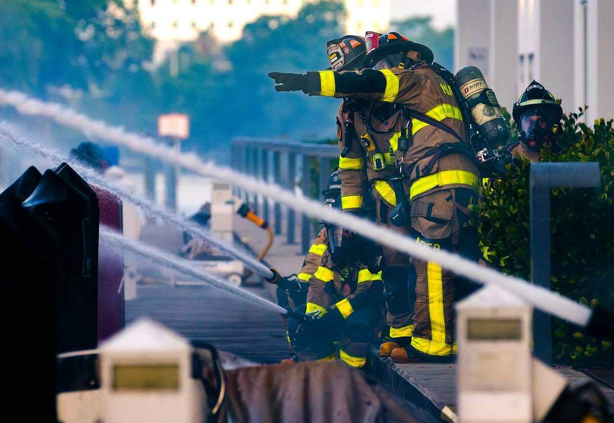 Los equipos de rescate de Miami-Dade y Miami Fire Rescue respondieron a varios incendios de barcos la madrugada del viernes 6 de junio, detrás de un condominio de gran altura ubicado en 400 Sunny Isles Boulevard. El incendio comenzó en un barco y se propagó rápidamente a otros cinco alrededor de los muelles. 
