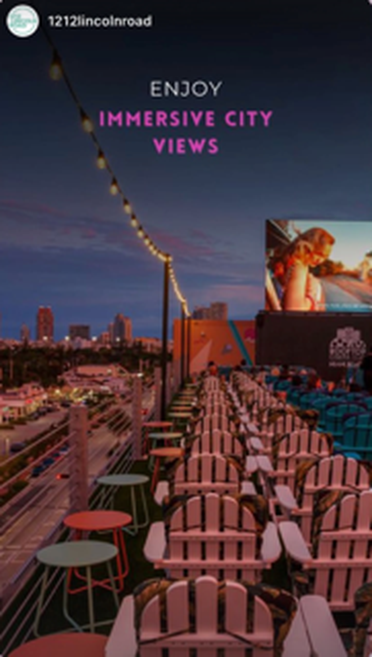Todos los miércoles por la noche puedes ver tus películas favoritas en una azotea al aire libre con una copa de vino de cortesía.