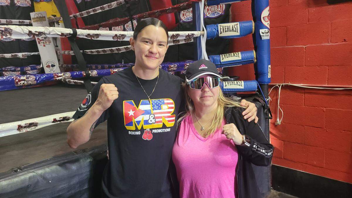 Elia Carranza con la presidenta de M&R Boxing Promotions Laura Ching en el gimnasio de la empresa en Kendall.