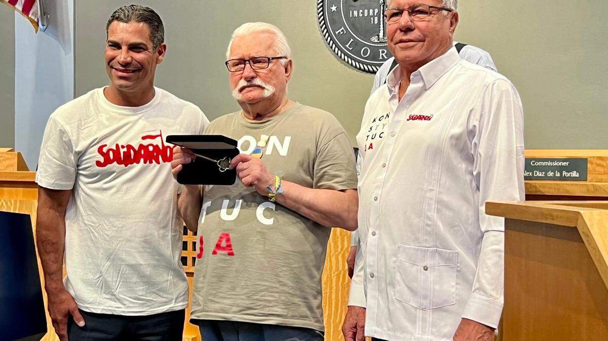 EN 2022, Lech Walesa, recibió la llave de la ciudad de Miami en una ceremonia con el alcalde Francis Suarez y el fallecido comicionado Manolo Reyes.