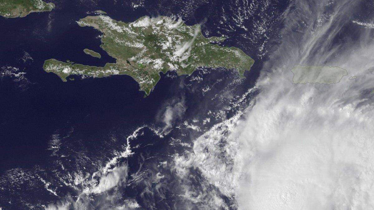 Imagen cedida por la Administración Nacional Oceánica y Atmosférica (NOOA) del satélite GOES que muestra la fuerza del huracán Matthew, que se incrementó hoy, viernes 30 de septiembre de 2016, a categoría 3 en su avance por el Caribe Central. 