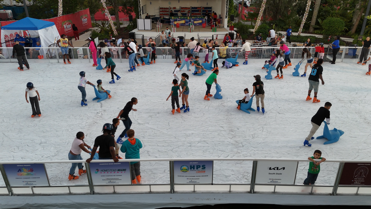 Una sesión de patinaje en la pista de hielo en el centro de la ciudad de Homestead cuesta $22 e incluye el alquiler del equipo para patinar.