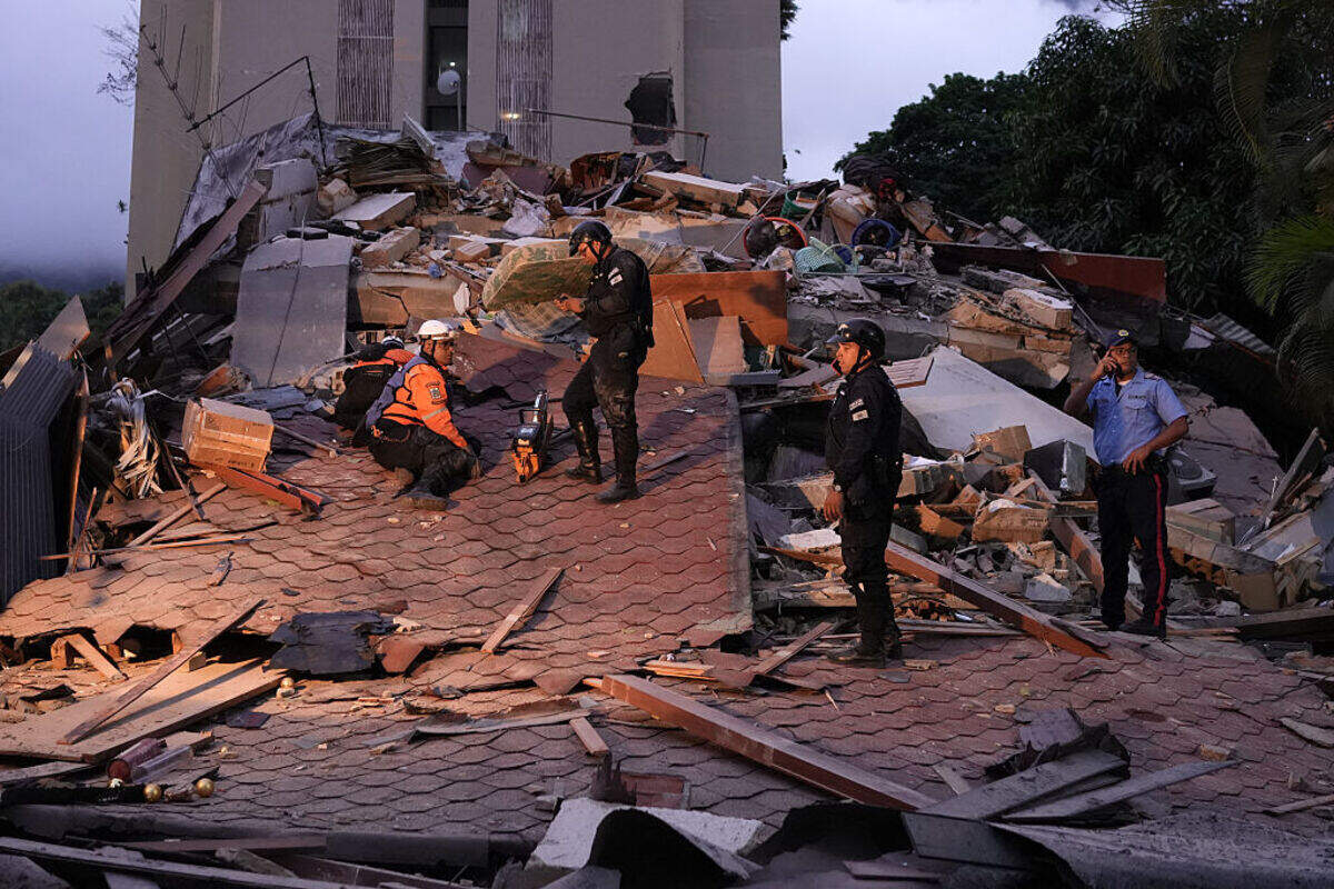 Equipos de rescate y agentes de la policía municipal trabajan en el lugar de un edificio colapsado tras un terremoto en Caracas, el miércoles 24 de junio de 2026.