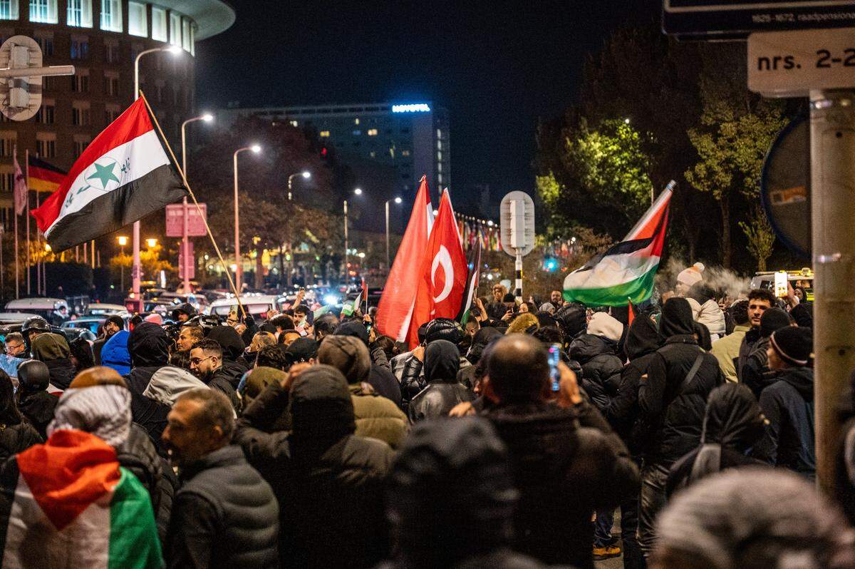 Manifestantes se congregan en la embajada de Israel en La Haya, Países Bajos, tras el bombardeo a un hospital en la Franja de Gaza que mató al menos a 500 personas el martes.