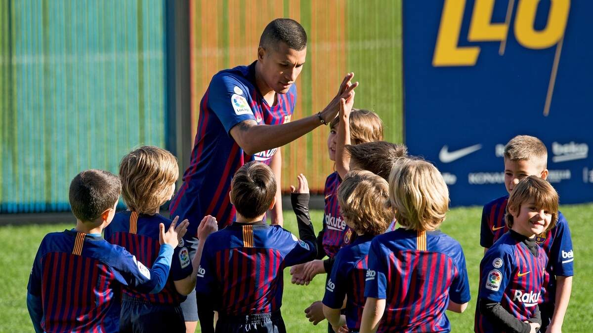 Jeison Murillo saltó al césped del Camp Nou donde le esperaban un grupo de niños de la escuela del Barcelona con el que hizo su primer rondo con la camiseta azulgrana, el 27 de diciembre de 2018.
