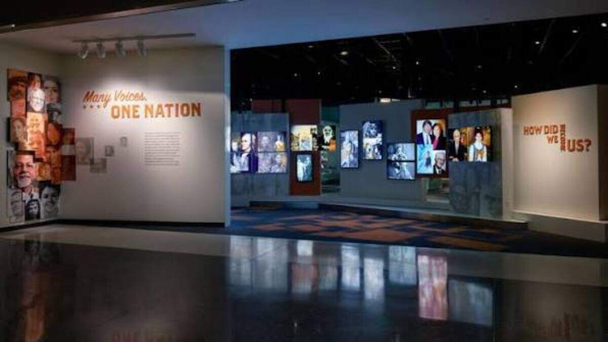 Las voces de los inmigrantes que ayudaron a construir Estados Unidos, contadas desde los barrios de Miami, protagonizan la exposición ‘Many Voices, One Nation: En nuestras palabras’, inaugurada esta semana en colaboración con el Smithsonian con motivo del 250 aniversario del país.