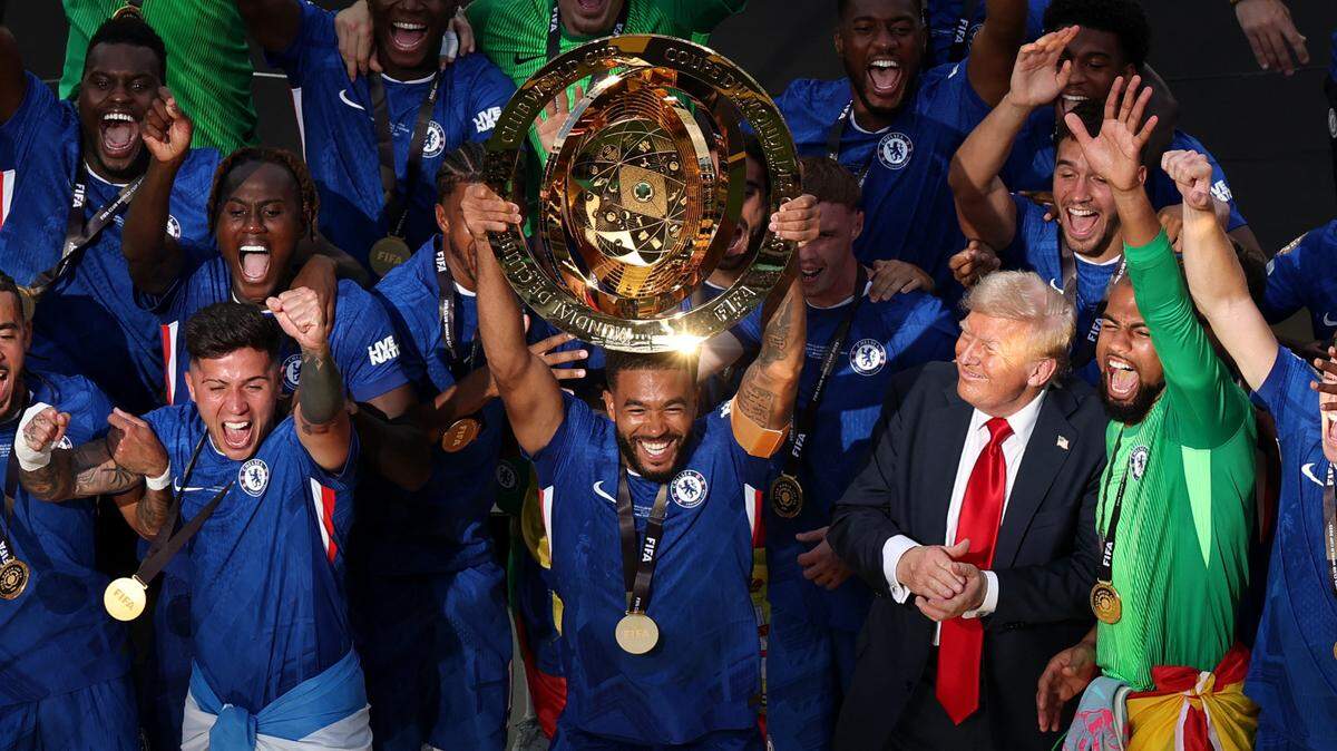 El capitán del Chelsea FC, Reece James (24), levanta el trofeo de campeón del Mundial de Clubes 2025 obsevado por el presidente estadounidense Donald Trump tras ganar la final ente PSG en el Estadio MetLife, este 13 de julio de 2025, en East Rutherford, Nueva Jersey, EE. UU.