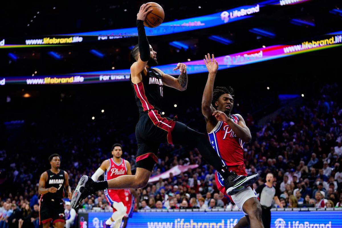 El jugador del Heat Caleb Martin entra al aro ante la marca de Tyrese Maxey, de los 76ers, en el partido celebrado el 21 de marzo de 2022 en Filadelfia.