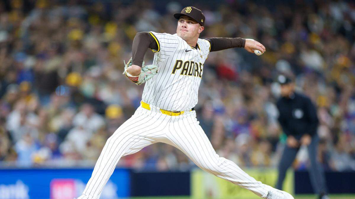 El relevista de los Padres Adrián Morejón lanza en el séptimo inning del partido contra los Cachorros de Chicago, celebrado el 14 de abril de 2025 en San Diego.