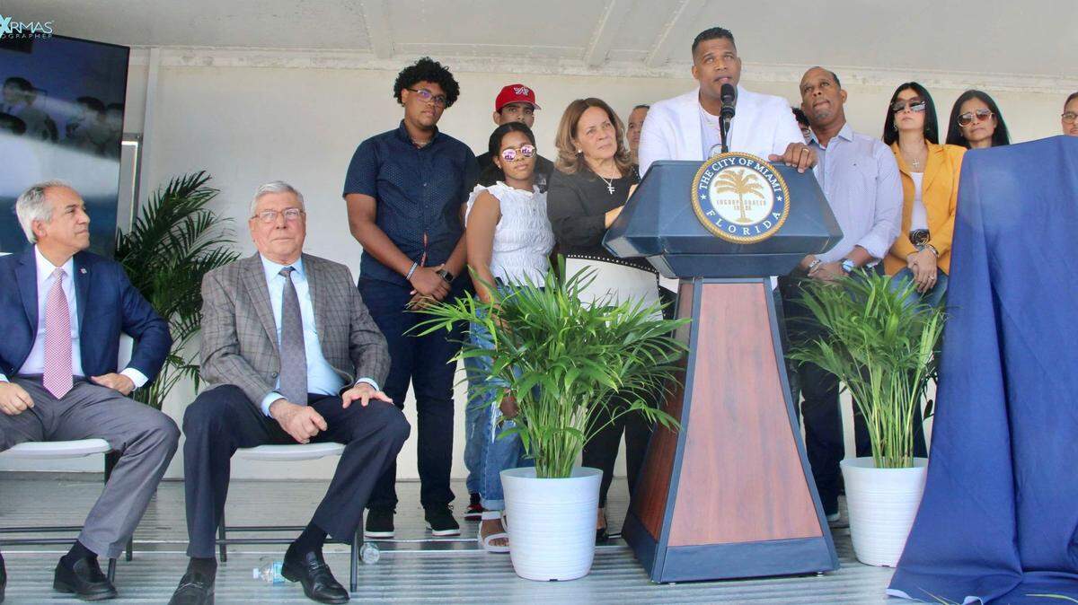 Familiares de Johnny Ventura con Manolo Reyes y el cónsul dominicano, Jacobo Fernández.