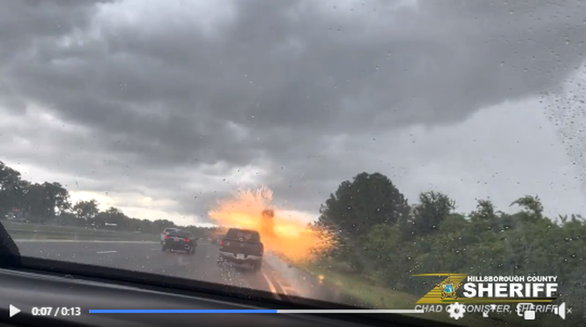 Un ayudante de policía de Florida chocó contra un rayo en la carretera interestatal 75 el 1 de julio de 2022, según el Departamento de Policía del Condado de Hillsborough.