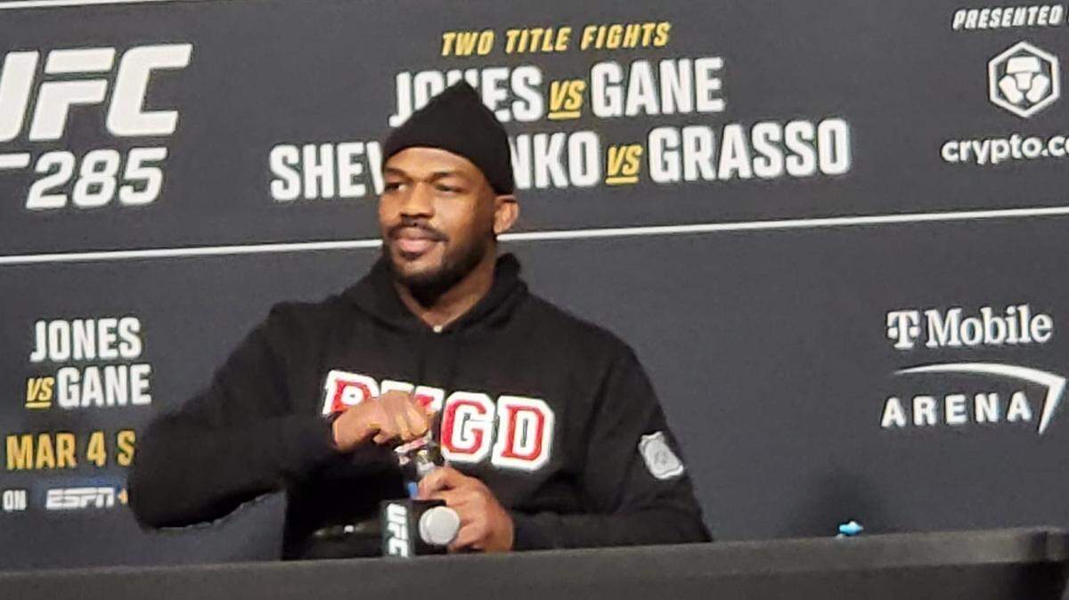 Jon Jones caminó por el medio de la sala de prensa del APEX Center y todos levantaron la cabeza con suma atención. Por primera vez en tres largos años, el guerrero viene a pelear contra Ciryl Gane en la UFC 285