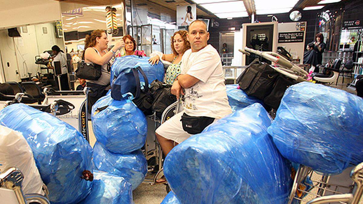 Foto de archivo de viajeros cubanos en el Aeropuerto Internacional de Miami.