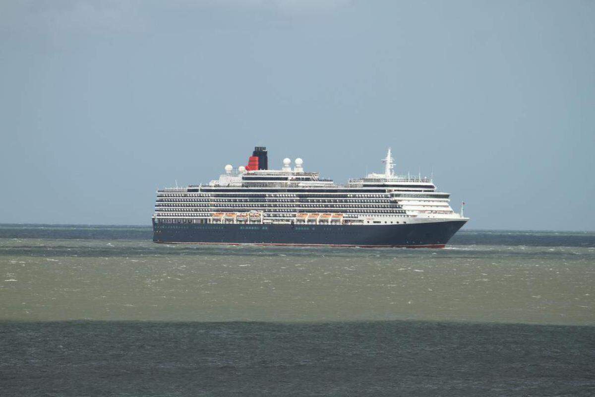 El crucero Queen Elizabeth, anclado en el mar durante la pandemia, visto desde Joss Bay, Broadstairs.